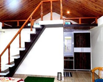 The Hideaway Homestay Chail - Chail - Stairs