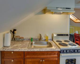 New York Vacation Rental ~ 7 Mi to Albany - Latham - Kitchen
