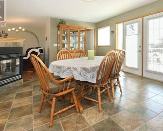 Welcome To The Lakeshore Guest House Star-04446 - Sylvan Lake - Eetruimte