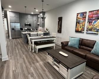 Condo with a Cajun twist in the heart of Broussard,La - Broussard - Living room
