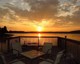 View Firepit, Hot Tub, Dock, Mountain Waterfront, Pool Table, Wifi, Dogs Welcome - Huddleston - Balcón