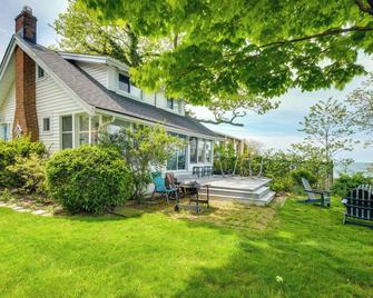 Coastal Lake Erie Cottage with Amazing Water Views! - Euclid - Patio