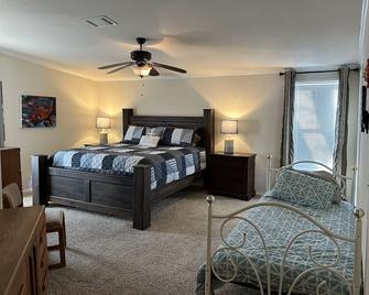Bring your boat! Pet friendly - Lakefront house on Cedar Creek Lake. - Mabank - Camera da letto