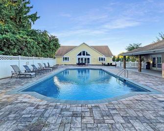 Sprawling Southampton Home: Private Pool - Southampton - Piscina