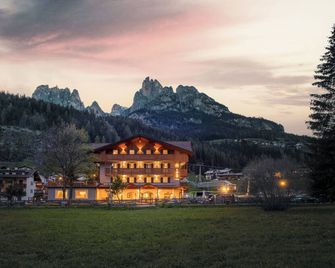X Alp Hotel - Pozza di Fassa - Rakennus