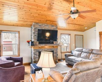 6 Mi to Dtwn Pella: Riverfront Cabin w/ Game Room! - Pella - Huiskamer