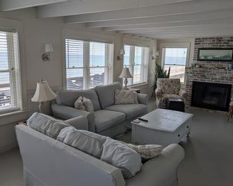 Nantucket Style oceanfront home directly on a sandy beach - Marshfield - Sala de estar