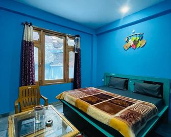 Trippy Homestay - Kasol - Bedroom