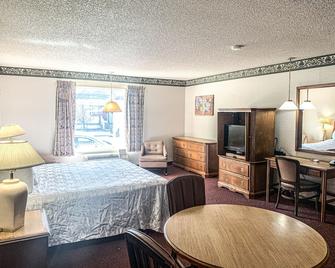 Econo Lodge Inn & Suites - Winnemucca - Bedroom