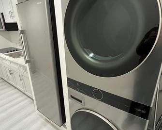 This basement apartment has its own private entrance. Near downtown Long Beach - Long Beach - Laundry facility