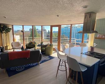 Newly renovated penthouse getaway! - Eugene - Lounge