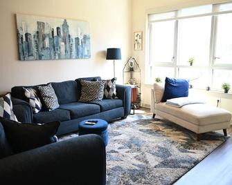 City Living, beautiful views, fine dining and local entertainment. - שרלוט - סלון