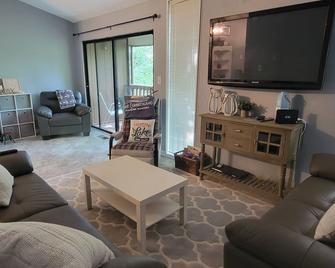 NEW Cozy Condo I-4 @ Beautiful Lake Cumberland - perfect family getaway! - Jamestown - Sala de estar
