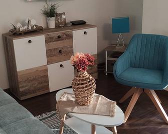 Apartment near Playmobil, Fürther Mare on foot, 20 min to the fair, subway - Fürth - Sala de estar