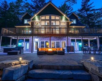 Lux Lakefront Sleeps18 Pickleball Hottub Sauna Gym Arcade Basketball Volleyball - Buckhorn - Building