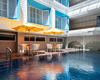 Yan's House Hotel - Kuta - Pool
