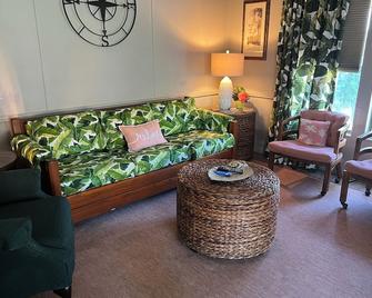 Relaxing Getaway off of Florida's St Johns River! - Astor - Sala de estar