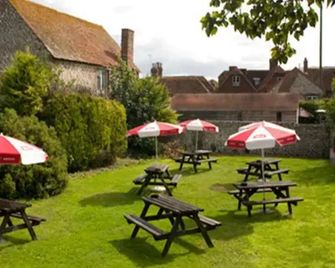 Ye Olde Smugglers Inne - Polegate - Hàng hiên