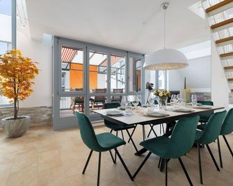 Luxury Penthouse for 8 - Center - Parking - Therme 8 min - Airport 15 min - Erding - Dining room