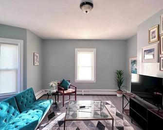 Charming 2-bedroom apartment with WiFi and AC in serene Providence - Providence - Wohnzimmer