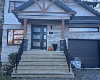 Cozy nice house with fireplace, 3 bedroom, washing machine,15 min from ski stat - Saint-Hippolyte - Edificio