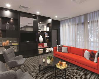 Adina Apartment Hotel Sydney Airport - Mascot - Living room