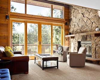 3 King Beds Creekside Hot Tub Great Views - Evergreen - Living room
