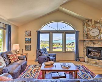 Pagosa Springs Home with Deck and Grill, Walk to Town! - Pagosa Springs - Living room