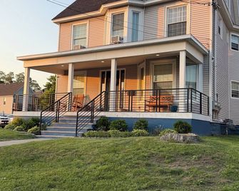 Modern, Luxury 2 Bedroom Apt in Prime Location - Schenectady - Building