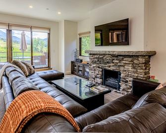 Updated & attractive condo with mountain views, private washer/dryer, free WiFi - Snowmass Village - Sala de estar