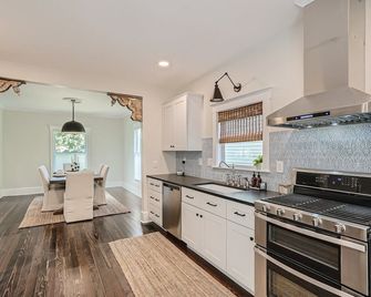 Exquisitely Restored Boulder County Victorian Cottage, c1906 - Longmont - Kitchen