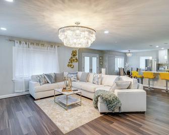 Silver Springs Home Walk to Downtown! - Silver Spring - Living room