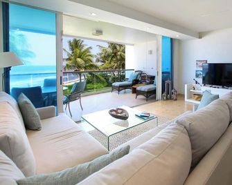 Stunning Beachfront 2-Bed Condo with Pool - Ocean One 204 - Dover - Phòng khách