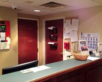 Country Hearth Inn And Suites Willard - Willard - Front desk