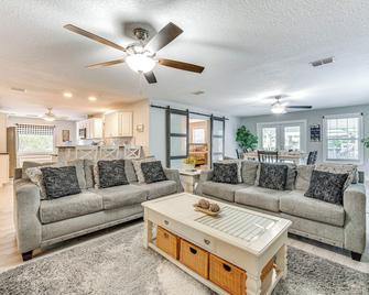 Spacious Tavares Home w/ Private Outdoor Oasis! - Tavares - Huiskamer