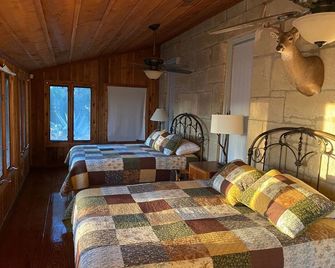 Main Cabin built in 1856 - Bandera - Habitación