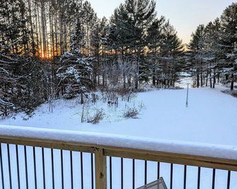 Riverfront - Kayaks - Game room - 15 min to Granite Peak Ski Resort - Merrill - Balkon