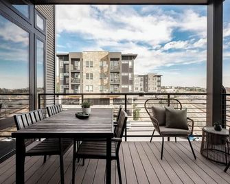 Luxurious Escape - Walk to Empower Field - Tesoro - דנבר - מרפסת