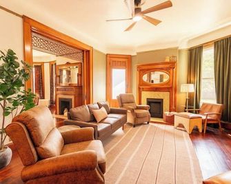 4-bedroom house in historic downtown Xenia w/WiFi, AC. Book your stay now! - Xenia - Huiskamer
