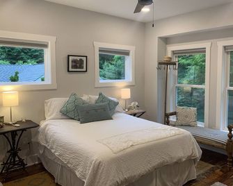 Tree Top Views Close to Beaches and Downtown - South Haven - Спальня