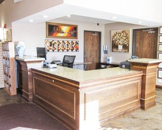 Bell's Extended Stay and Suites - St Robert - Front desk