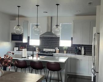 Modern 4-bedroom townhome in the Valley of Mountain Green - Morgan - Kitchen