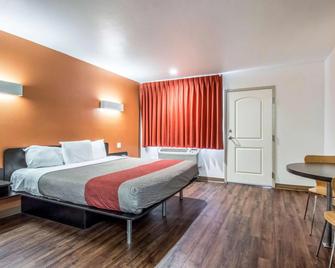 Motel 6 Oceanside Marina - Oceanside - Bedroom