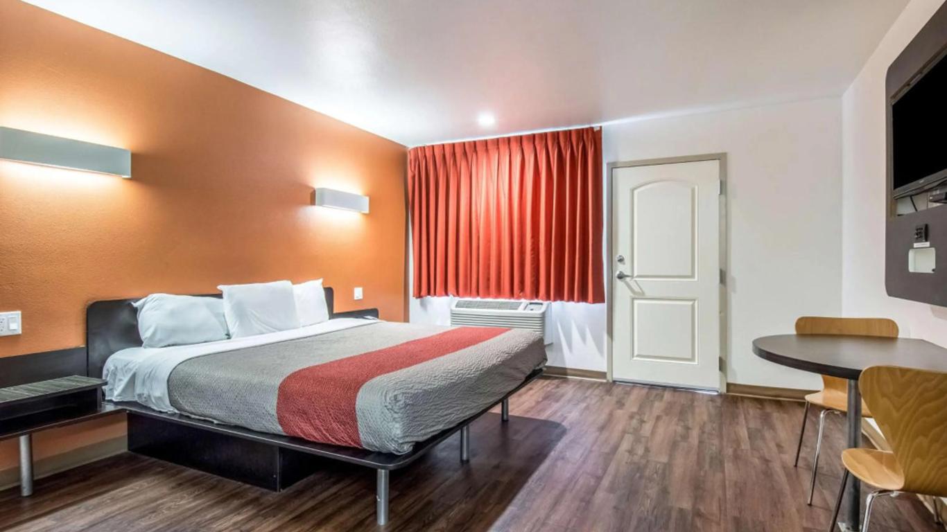 Motel 6 Oceanside Marina