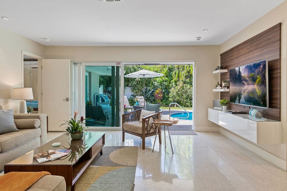 Relax At Serenity Place, A Stunning Modern & Contemporary Heated Pool Home!!! - Fort Lauderdale - Sala