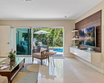 Relax At Serenity Place, A Stunning Modern & Contemporary Heated Pool Home!!! - Fort Lauderdale - Sala