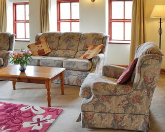 3 bedroom accommodation in Trewellard, near Penzance - Marazion - Living room