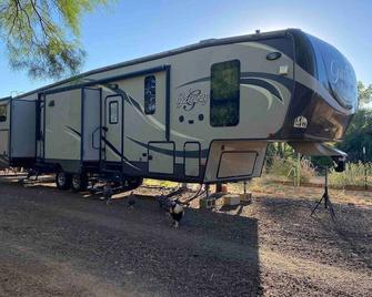 Quaint Woodlands 2 Bedroom Fifth Wheel Camper - Paducah - Edificio