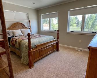 Wyoming views - Spacious Home on beautiful gated grounds - Casper - Bedroom