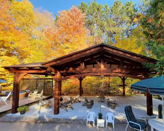 Very Private Lakefront Cottage in sheltered cove on Lake Nipissing South Bay - Nipissing - Restaurant